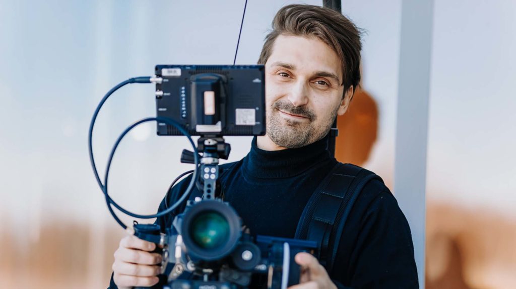 Kuvassa Janiv Oskar ja kamera